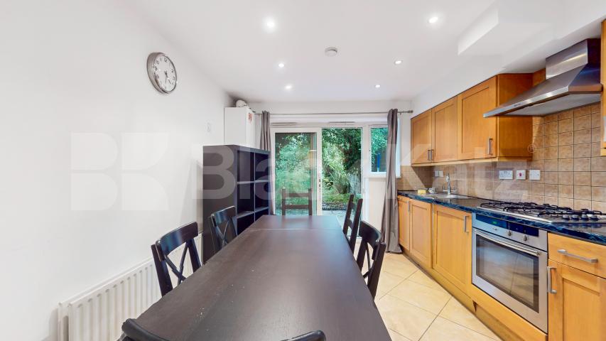 Stylish 3 Bedroom Flat on Quiet Residential Street Rochester Road, Camden